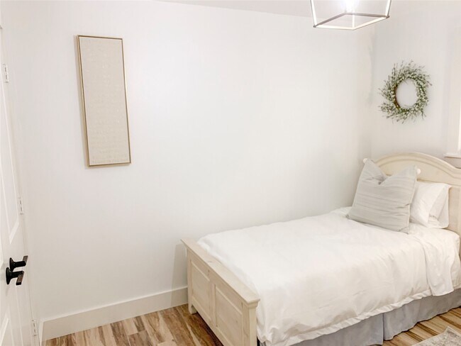 Building Photo - 5 Sandlily Ct