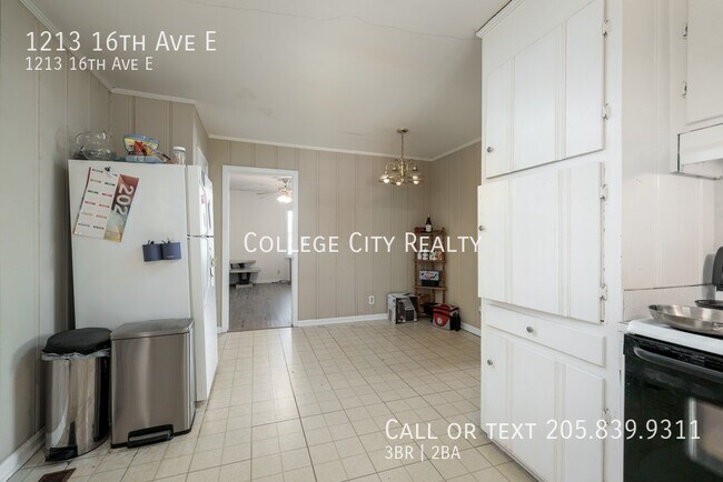 Building Photo - 1213 16th Ave E