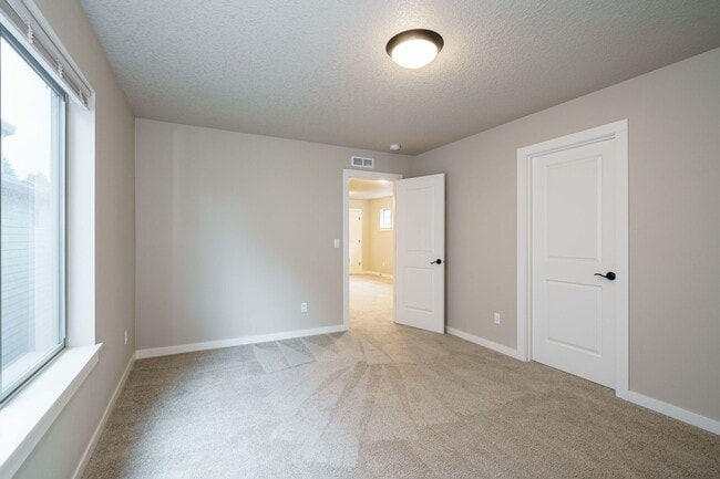 Building Photo - MASTER ON THE MAIN - 3 bedroom 2.5 bath - ...