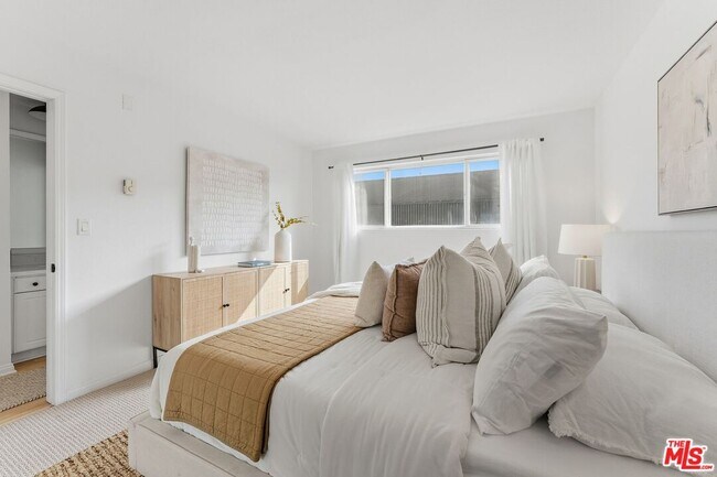 Building Photo - 2308 Schader Dr