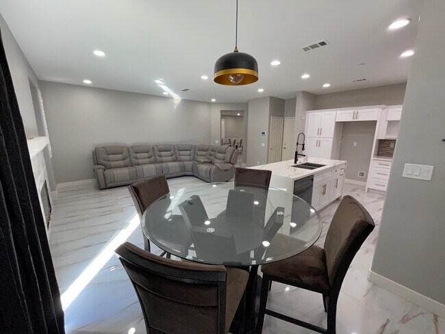 Building Photo - 10950 Mayberry St