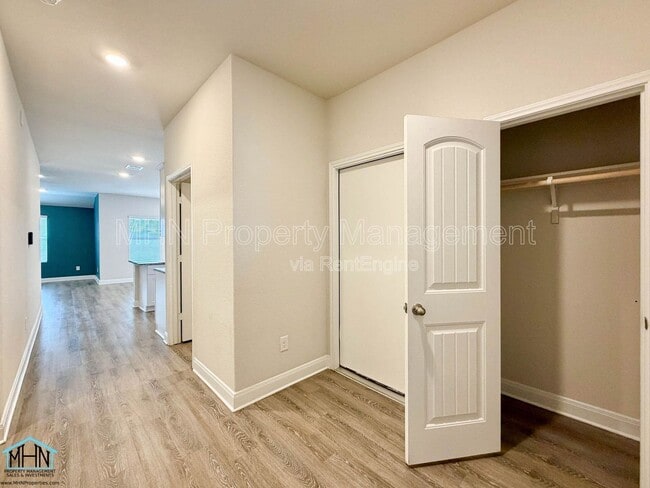 Building Photo - 1405 Redwood Crk