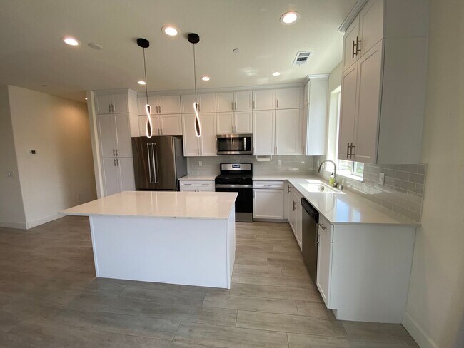 Building Photo - Charming home located in Arbor Gates community. Coming soon!