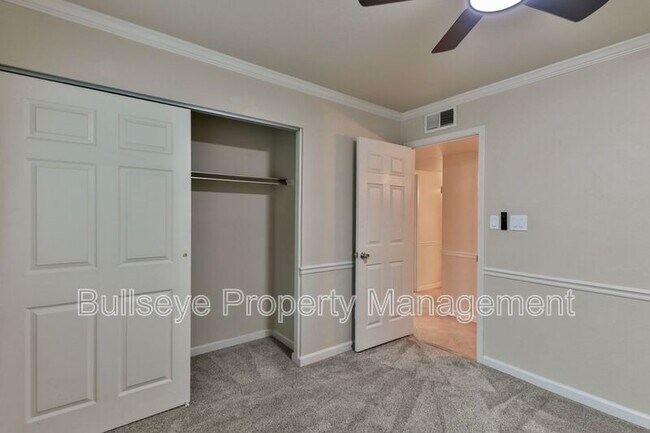 Building Photo - 2334 W Calle Iglesia Ave