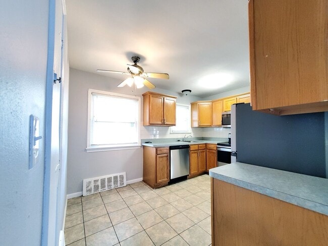 Building Photo - 3 Bed - 2 Full Bath Cape Cod for Rent!