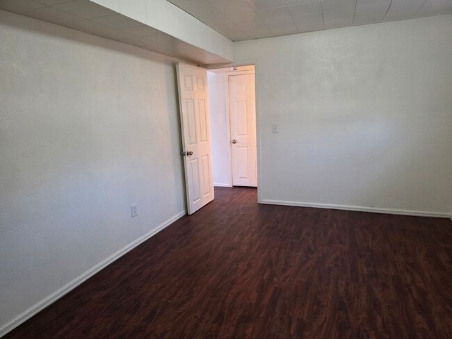 Building Photo - Large 4 Bed Home Available