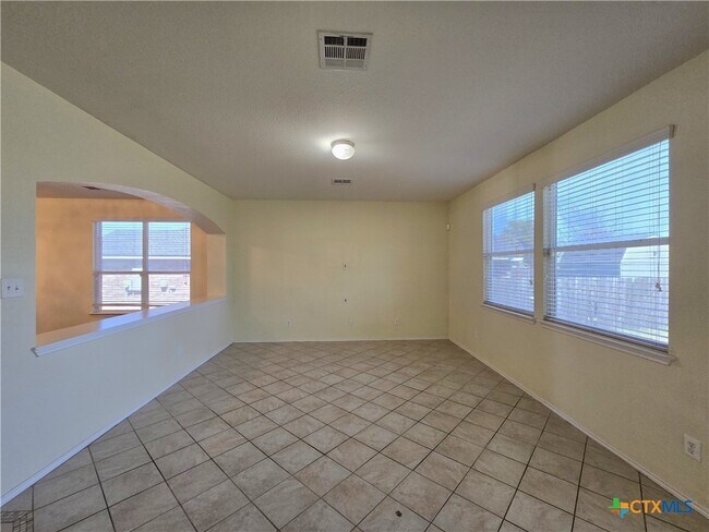 Building Photo - 5000 Willamette Ln