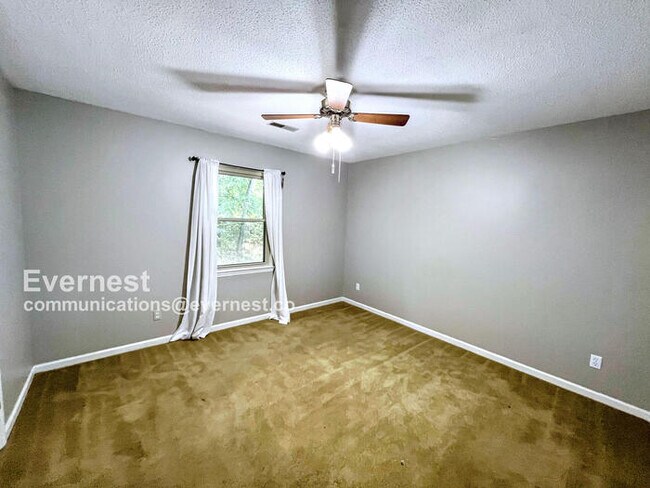 Building Photo - Beautiful 4 Bed & 2.5 Bath Home in Hixson ...
