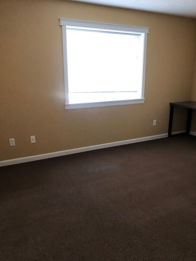 Building Photo - 116 5th St