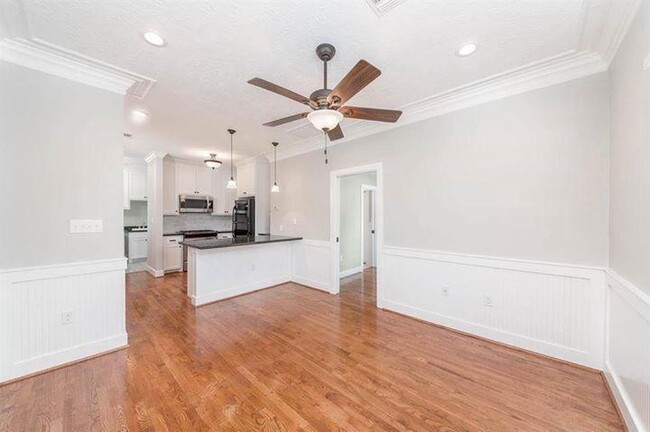 living room, with dining bar - 1517 Eastwood St