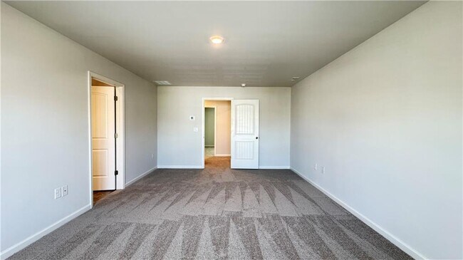 Building Photo - 569 King Vlg