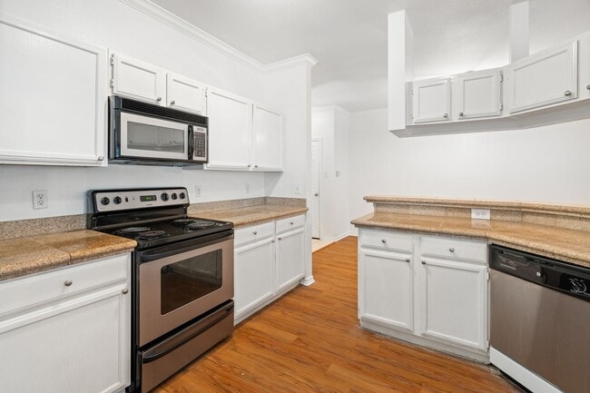 Building Photo - BEST 2 BEDROOM - PRIVATE YARD - PRIVATE GA...