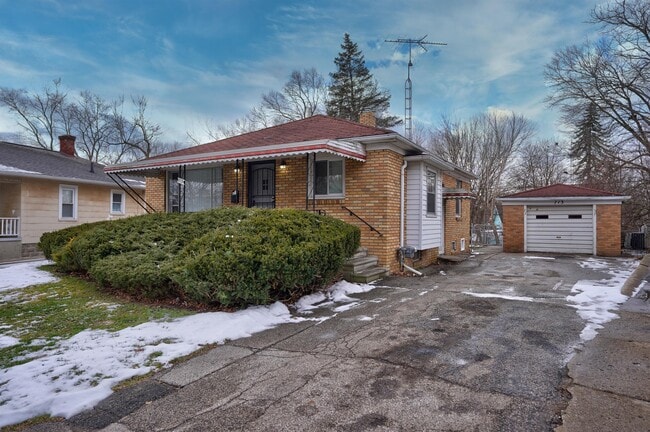 Building Photo - 713 St Clair St