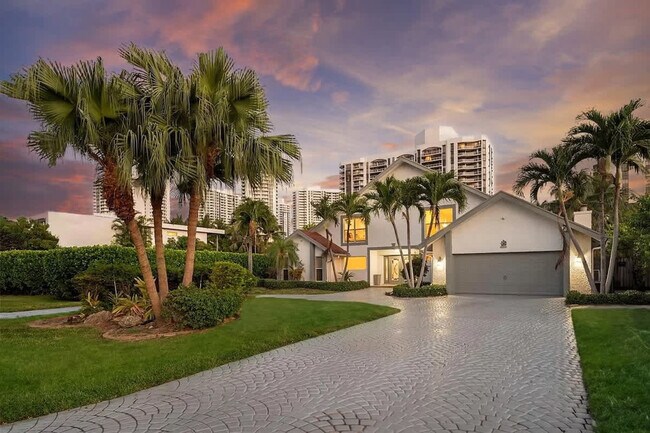 Building Photo - 413 Holiday Dr