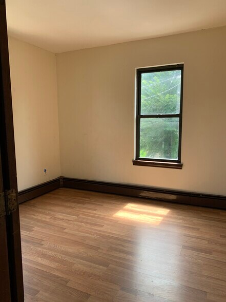 Building Photo - 4 Flower St