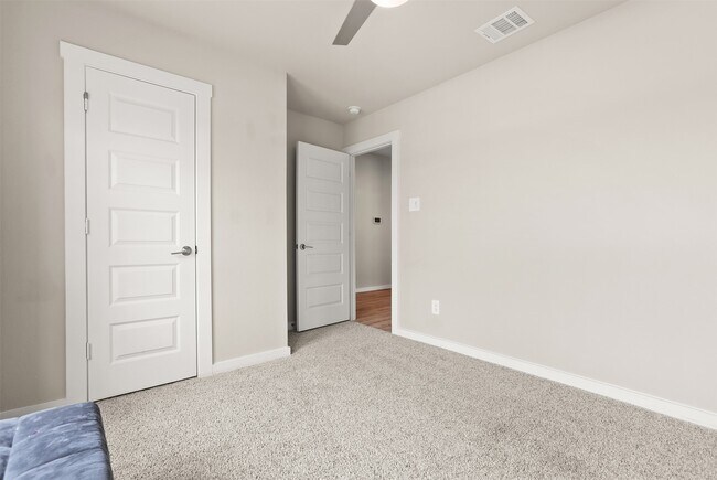 Building Photo - 2612 Golden Palms Ln