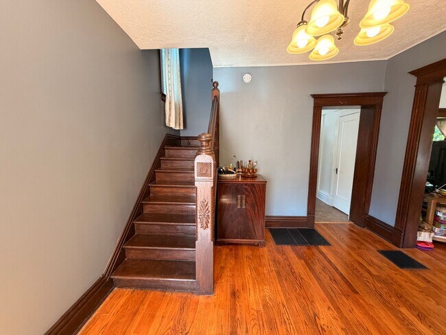 Building Photo - Charming Four Bedroom Home on SE Side!