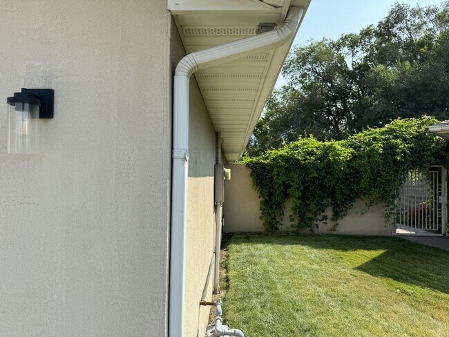 Building Photo - 3 Bed 2 Bath Single Level Patio Home