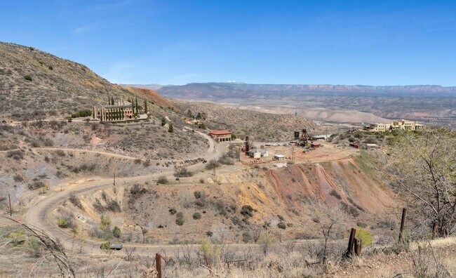 Building Photo - 3 Bedroom 1 Bath Apartment In Jerome contact Property Pros Property Management