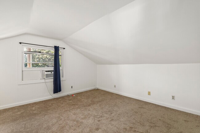 Bedroom #3 / Bonus (U/S) - 490 MacDonald St