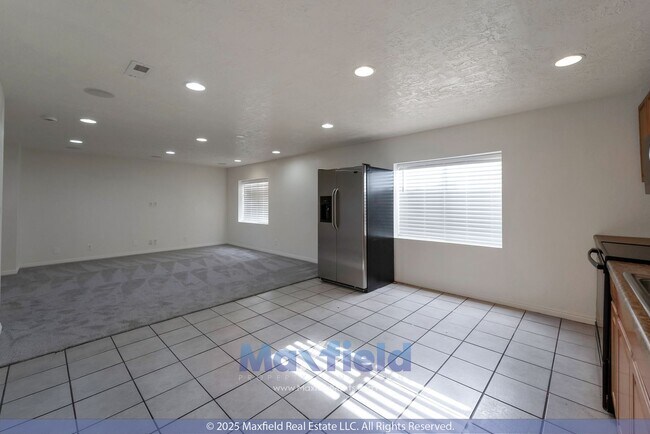 Building Photo - BRAND NEW CARPET - 6BD 4BTH 2GAR - Home in Lehi