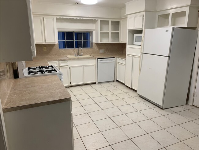 Building Photo - 215 E 25th St