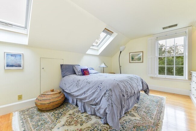 Building Photo - 14 Ash St