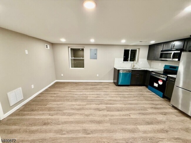 Building Photo - 264 Girard Ave