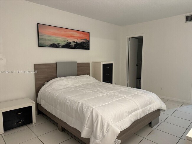 Building Photo - 2200 E Hallandale Beach Blvd