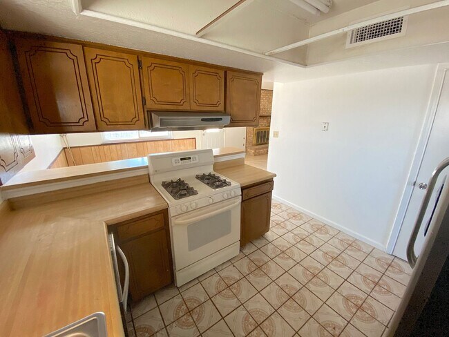 Building Photo - Northeast El Paso 3 Bed Refrig A/C