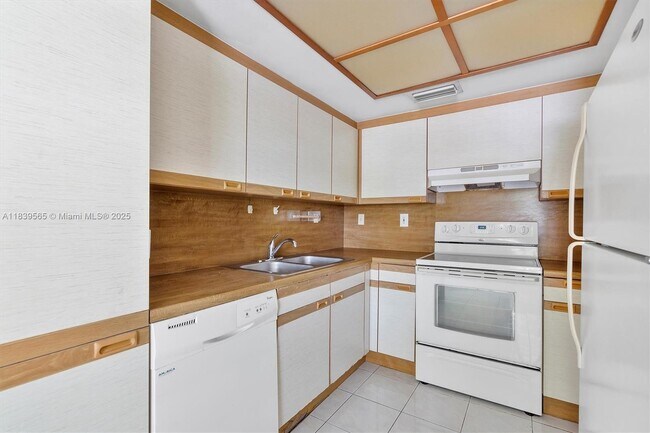 Building Photo - 9135 SW 125th Ave