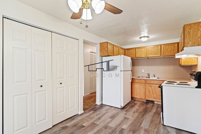 Building Photo - 350 E