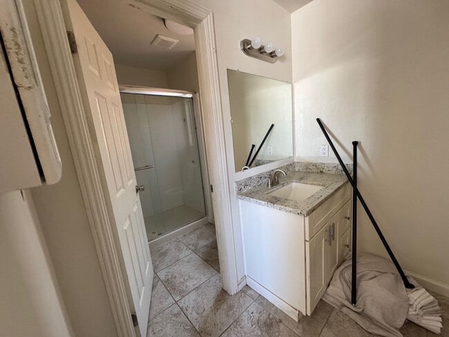 Building Photo - Remodeled 5 bedroom single level house - n...