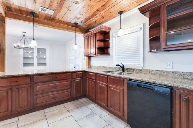Building Photo - Charming 4 bedroom with Huge Outdoor Works...