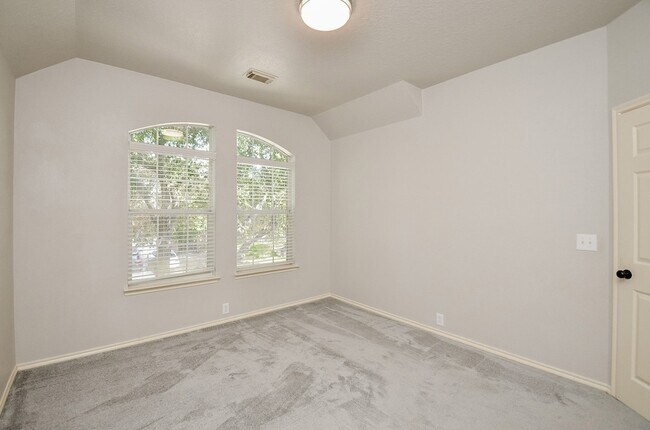 Building Photo - 3050 Providence Oak St