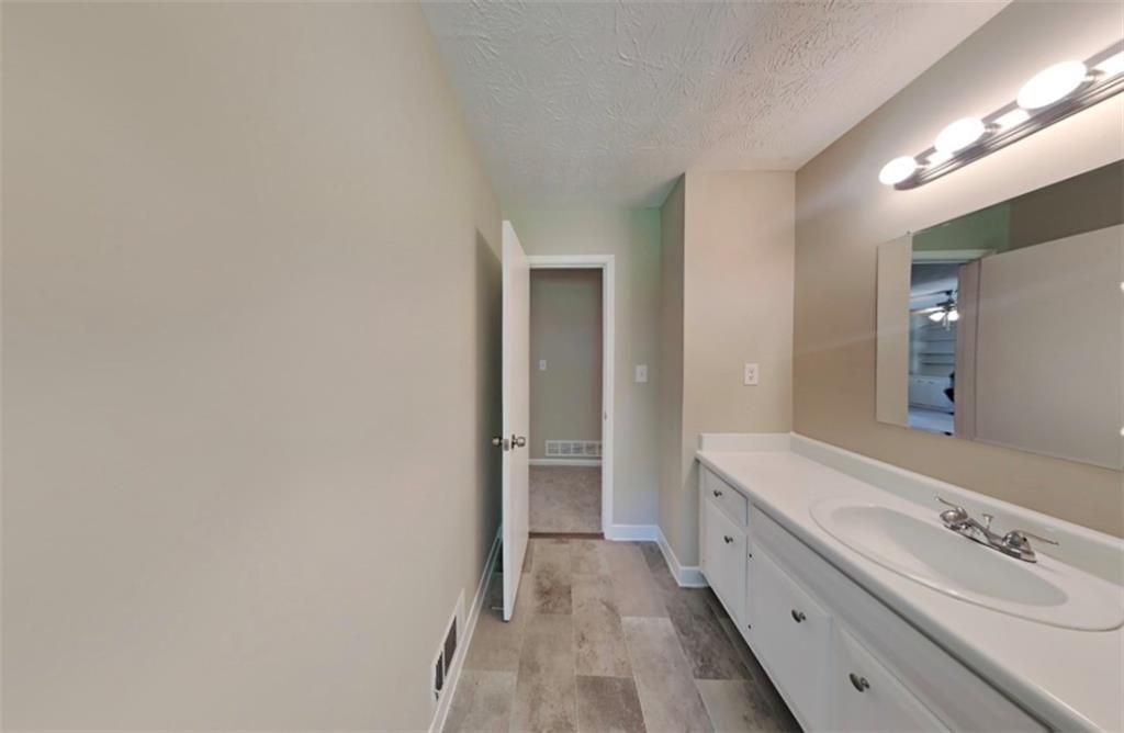 Building Photo - 6250 Silver Spur Dr