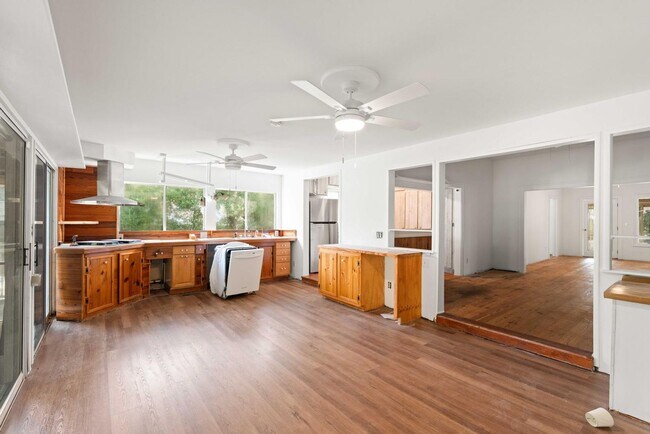 Building Photo - Sullivans Island Historic Charmer