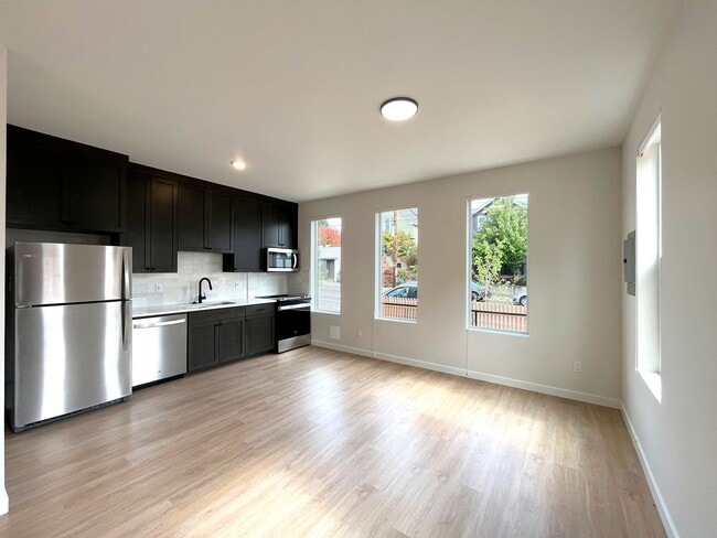 Building Photo - Stunning Modern Townhome-Style Unit with Washer/Dryer Included, A/C!