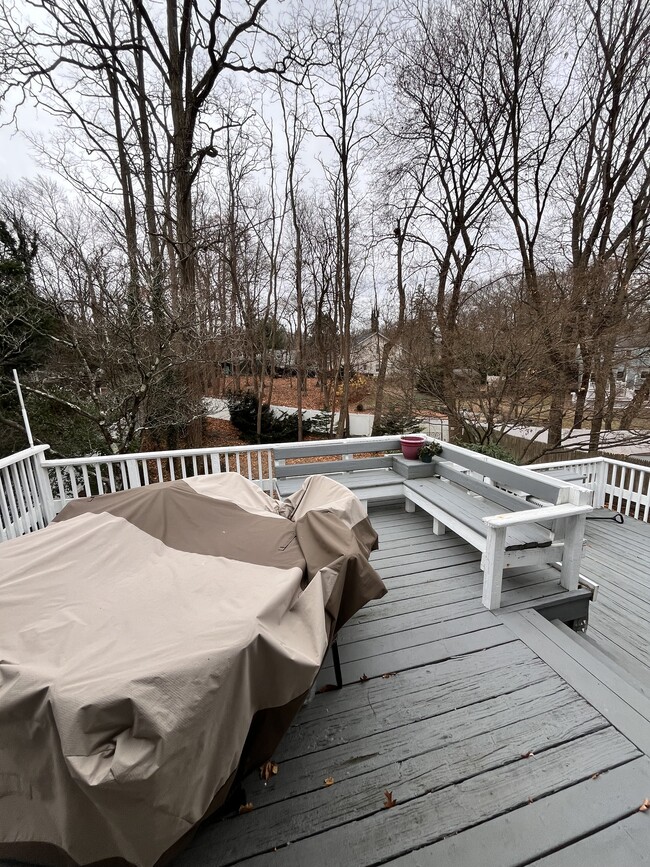 Spacious Private Deck - 94 Bellecrest Ave