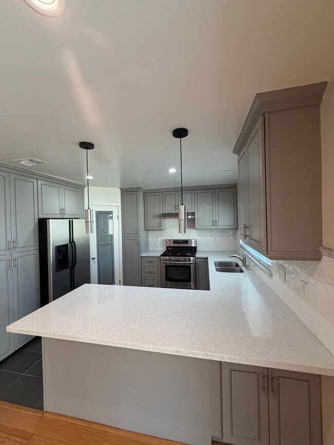 Building Photo - Beautiful 3 Bedroom Home in Avocado Heights