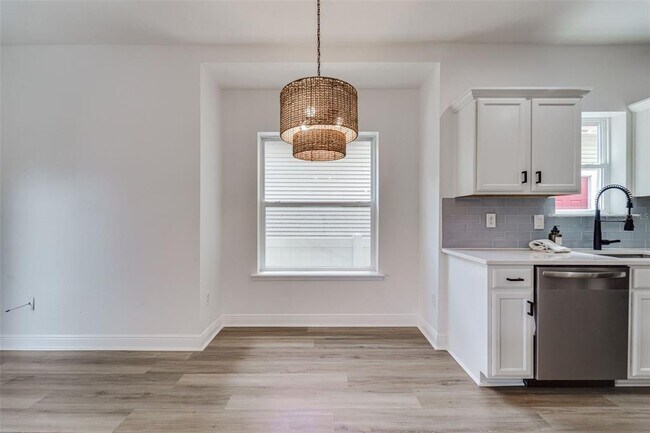 Building Photo - 1933 W Chestnut St