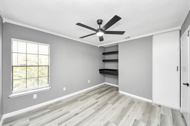Building Photo - 6281 Ludington Dr