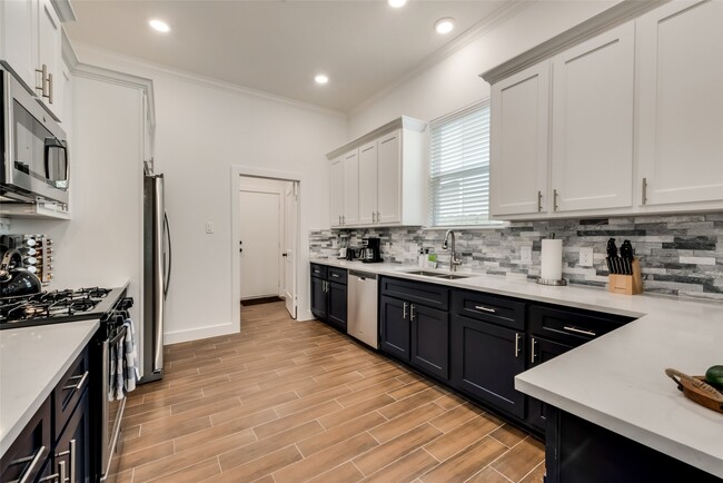 Building Photo - 204 Drennan St
