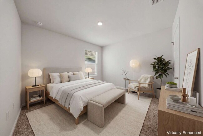 Building Photo - Huge 4 bedroom 2 bathroom home in Southwood