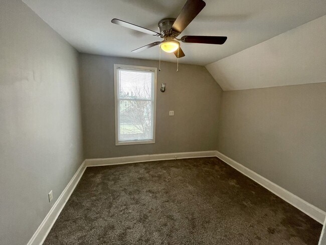 Building Photo - Huge 5-bed 2-bath house with 3rd level family room. Avail July 1 2026