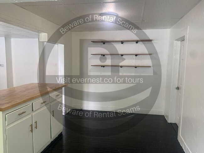 Building Photo - 1325 Sloan Ave