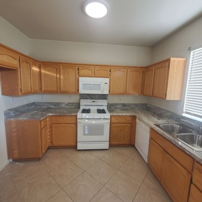 Building Photo - Updated 3bed/2bath home in Churchhill Downs