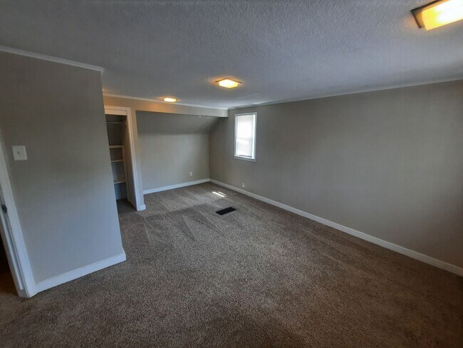 Building Photo - 3 Bedroom, 2 Bathroom Home with 1+ car attached garage