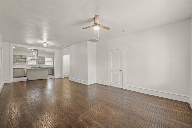 Building Photo - 927-929 S Rosemont Ave
