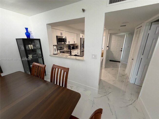 Building Photo - 7290 Kinghurst Dr